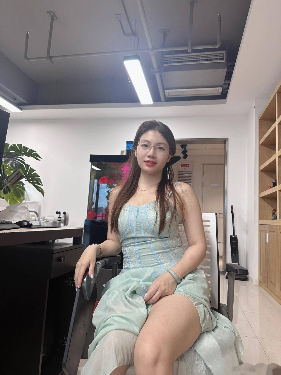 已婚女同事偷情乐-(小说)CG元宇宙